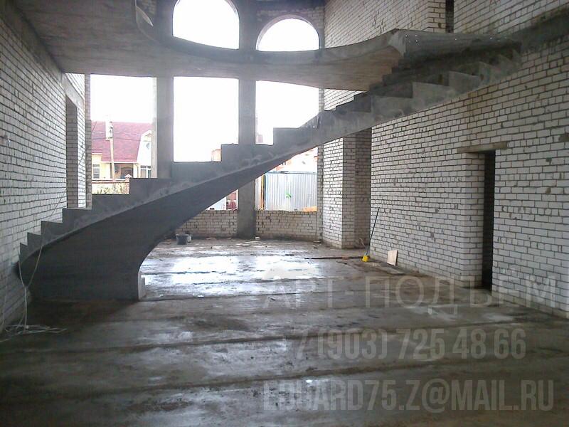 Круглые бетонные лестницы