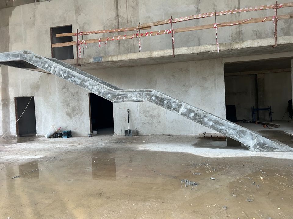 Боковой вид монолитной бетонной лестницы на косоурах после распалубки, Звенигород