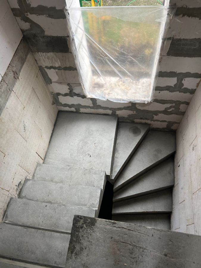 Лестница бетонная с поворотными ступенями и с площадкой