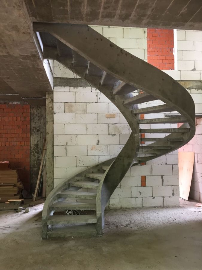 Бетонные лестницы на косоуре