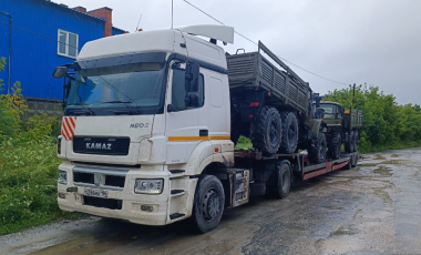 Перевозка военных автомобилей на трале