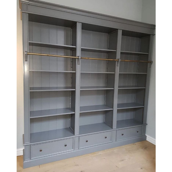 Исходное фото серого шкафа без обработки. Пример сырого кадра мебельного производства до визуализации в студии НИНДЗЯ ГРАФ