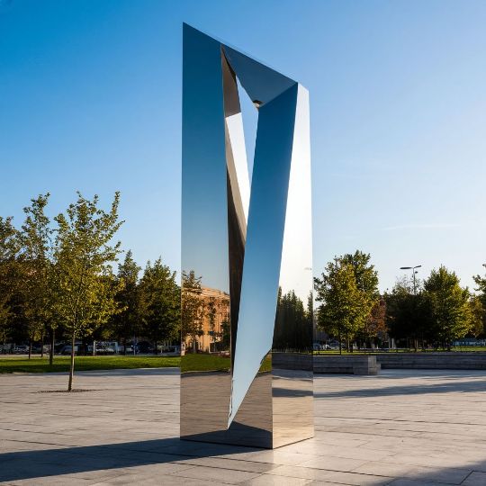 Стела скульптура из нержавеющей стали, металлические скульптуры из полированной нержавеющей стали. сделанные на заказ, под ключ. с доставкой по РФ. Парковая форма. Городская скульптура.