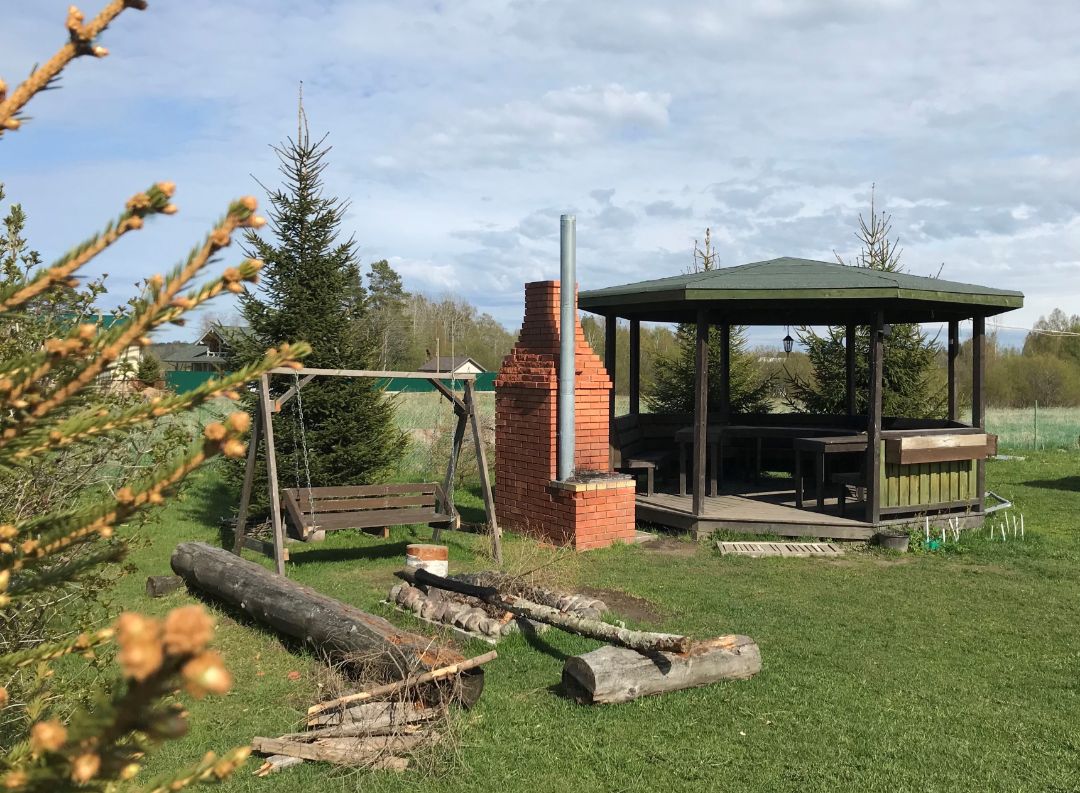 кровать двухместная зелёного дома