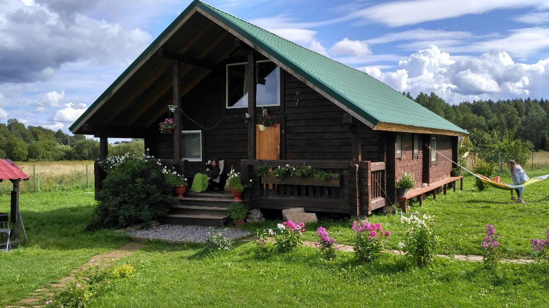 стол зелёного дома