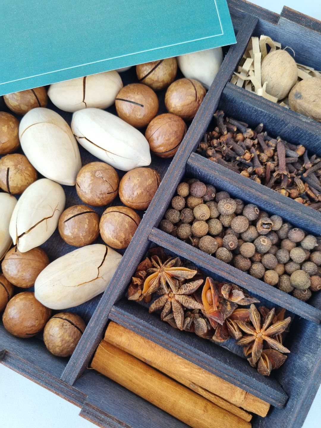 Фото набора для глинтвейна с орехами