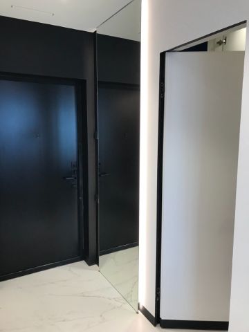 Большое зеркало с подсветкой