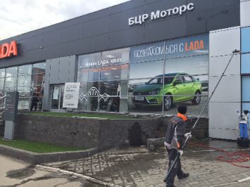 Витрины и фасады автосалона.