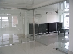 Цельностеклянные перегородки для офиса