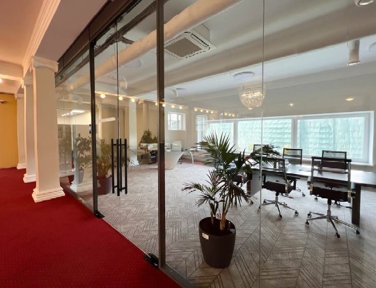 Стеклянная перегородка в бизнес центре