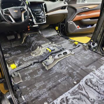 В салоне слышно каждый камушек с дороги? Комплексная шумоизоляция избавит вас дискомфорта за рулем и подарит акустическое удовольствие от звучания колонок!