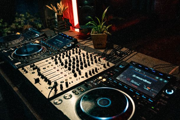 dj