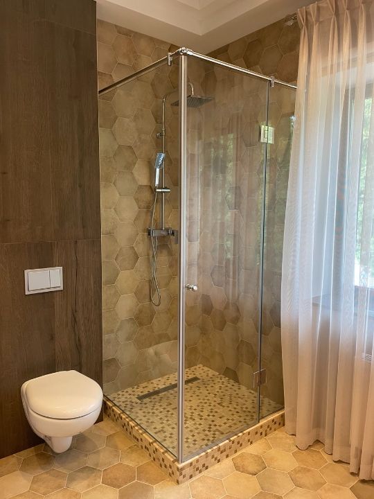 Перегородки для душа из стекла. СПб