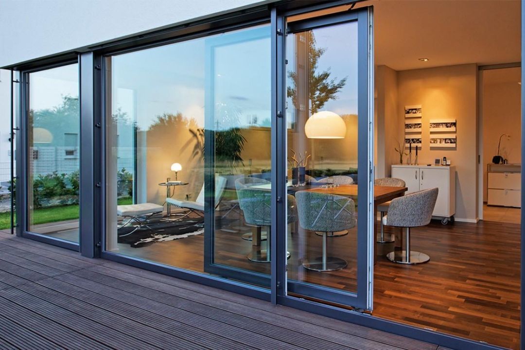 Распашная маятниковая стеклянная дверь