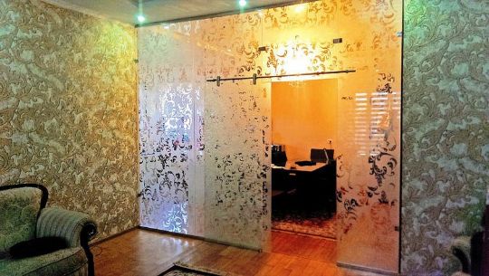 Цельностеклянные раздвижные двери из стекла