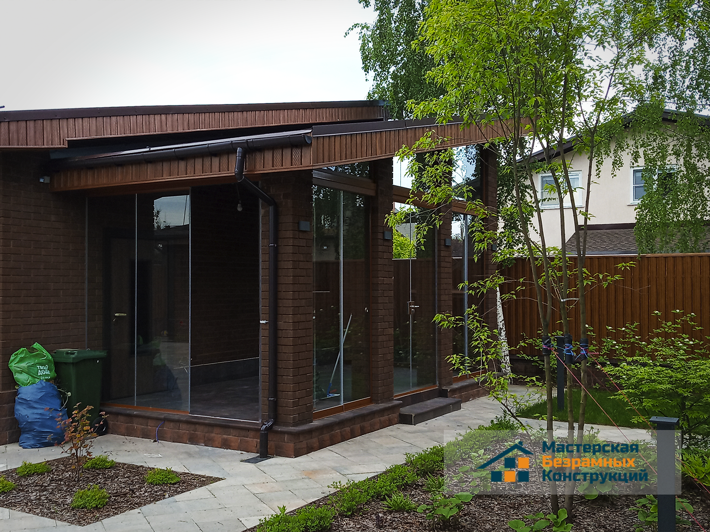 Кирпичная терраса со стеклом