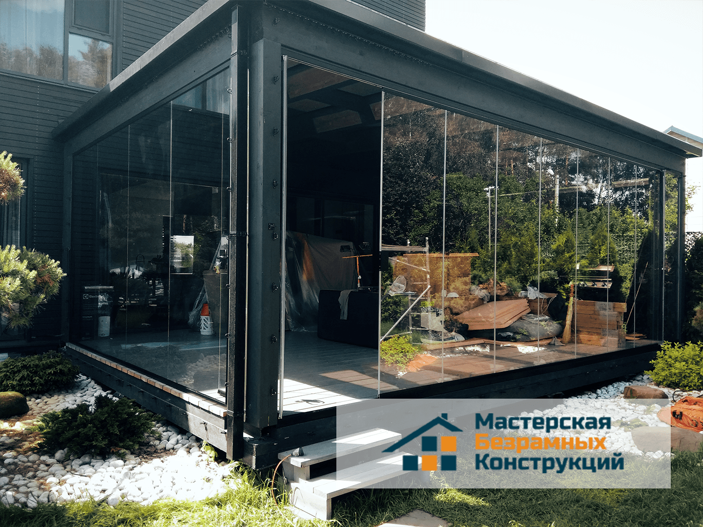 Стильная терраса в черном