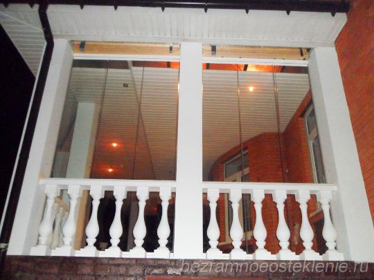 Терраса с белым каменным ограждением