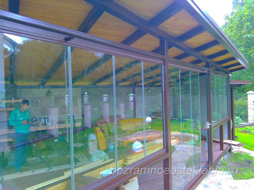 Безрамное остекление беседки