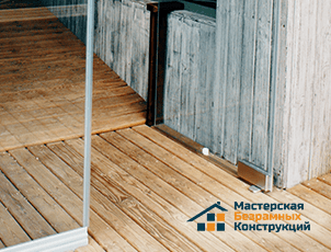 Остекленная беседка. Открытые двери и нижний профиль