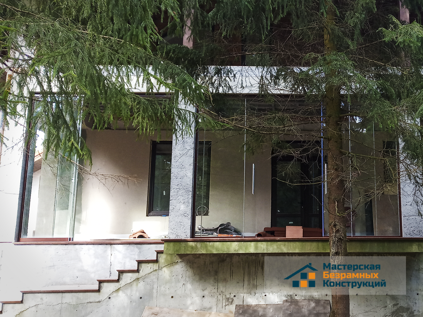 Крыльцо с большим входным проемом