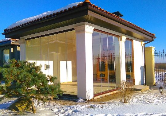 Безрамное раздвижное остекление в КП Европа