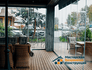 Остекленная беседка. Вид изнутри