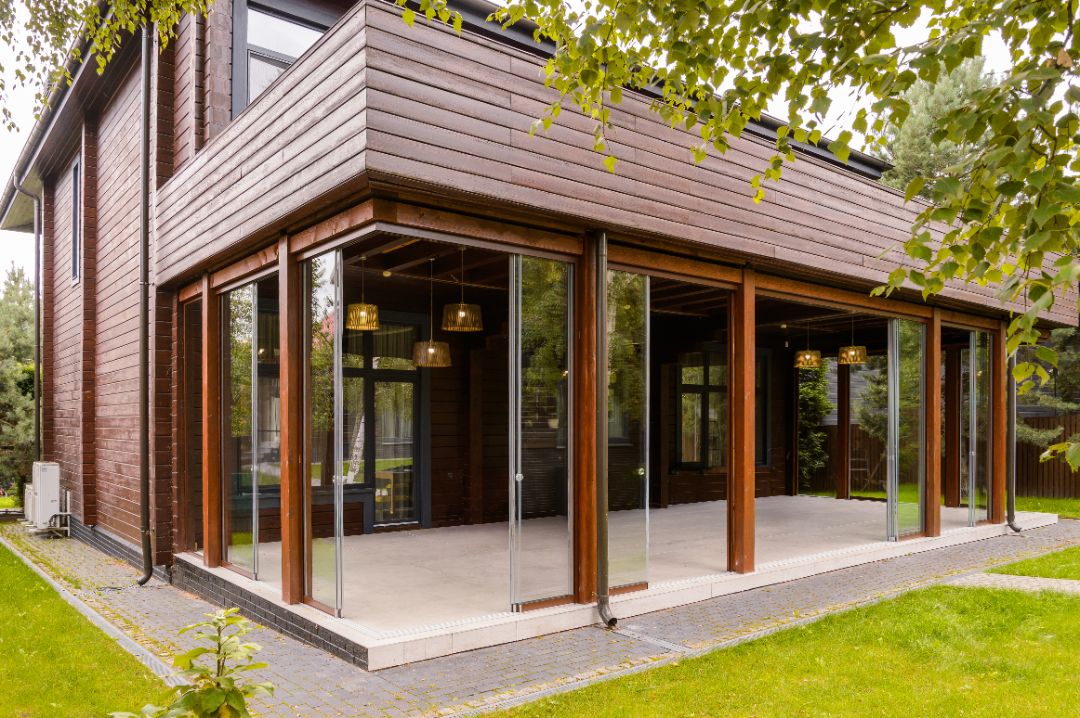 Распашная маятниковая стеклянная дверь