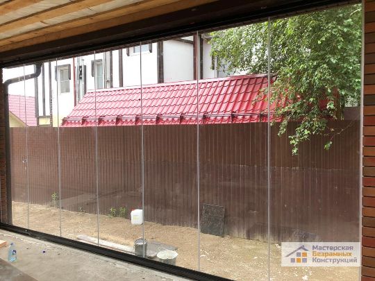 Кирпичная терраса со стеклом