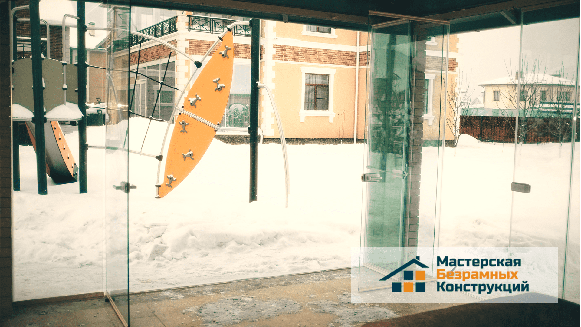 Остекленная беседка. Открытые двери