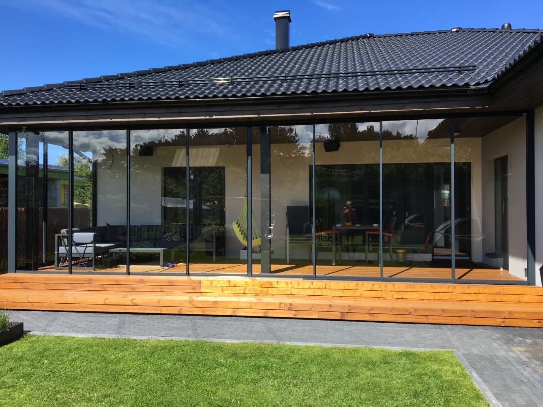 Распашная маятниковая стеклянная дверь