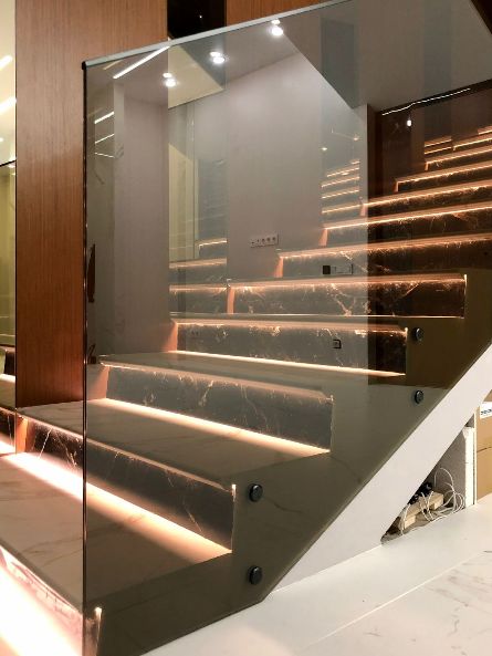 Стеклянные ограждения лестницы