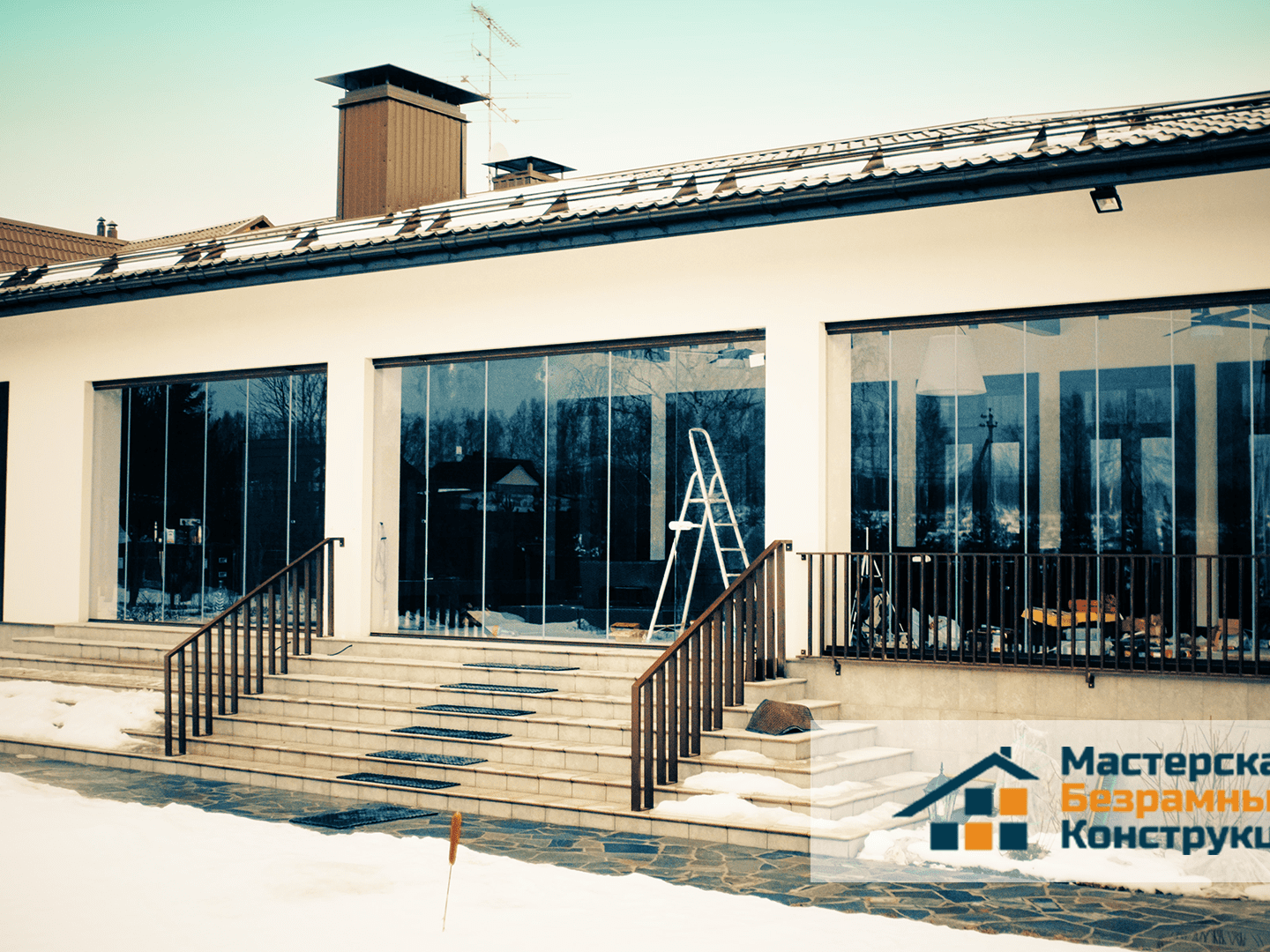 Веранда с кухней в домике для гостей