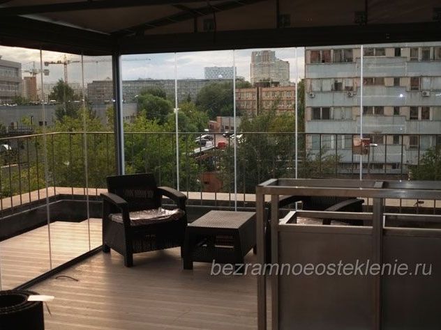 Распашная маятниковая стеклянная дверь