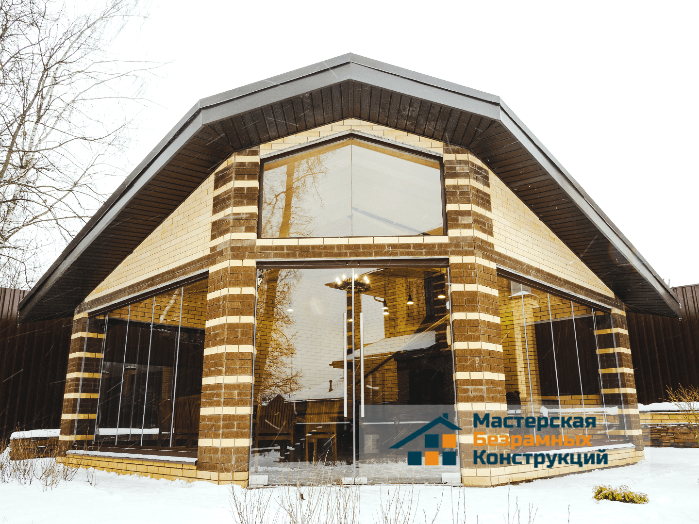 Балкон с безрамным остеклением в новостройке