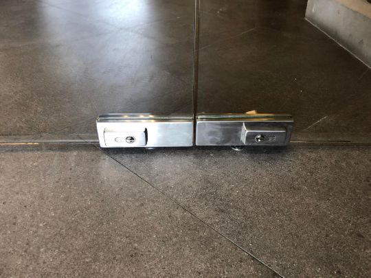 Стеклянная дверь в японском ресторане «Джимото»