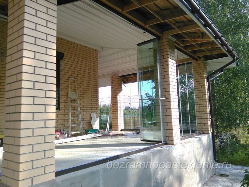 Распашная маятниковая стеклянная дверь