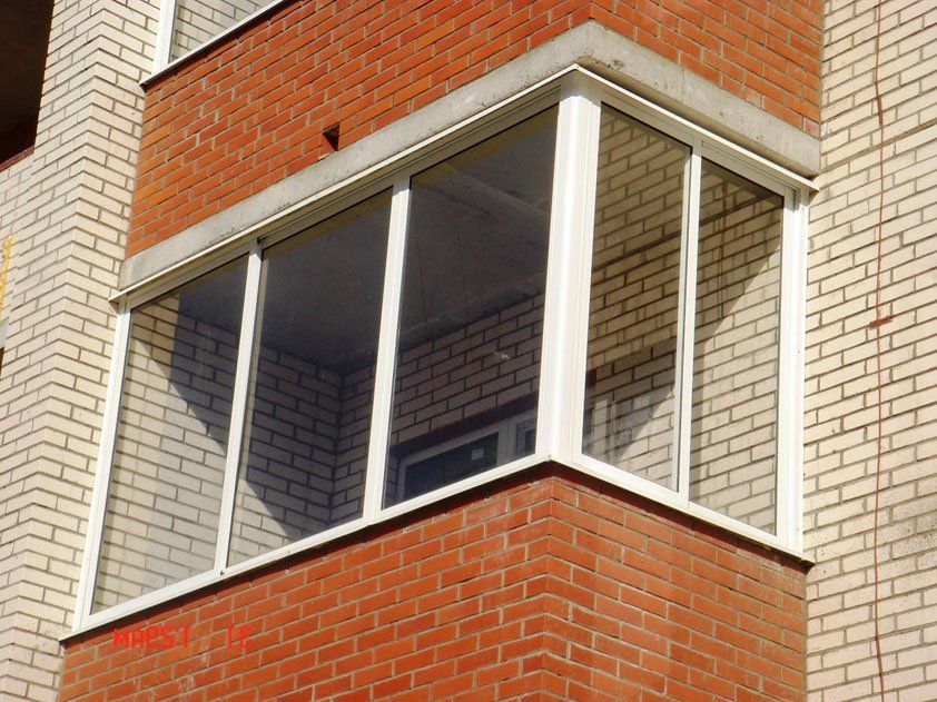 Распашная маятниковая стеклянная дверь