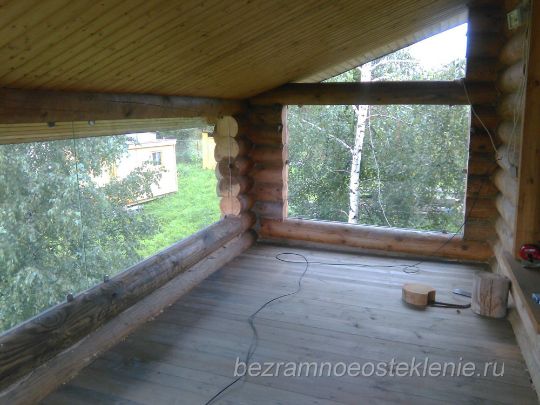 Терраса в доме на холме