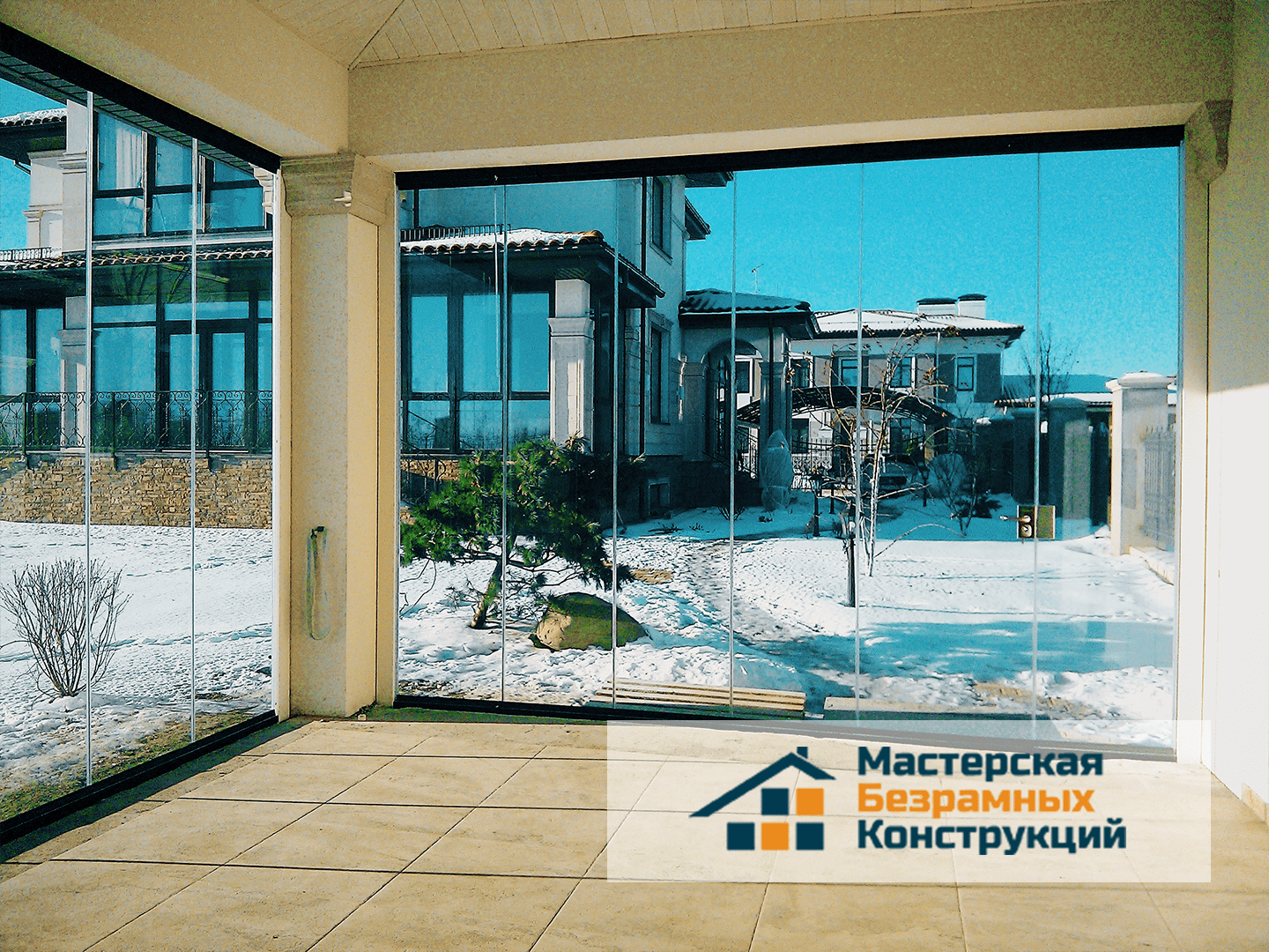 Остекленная беседка. Вид изнутри