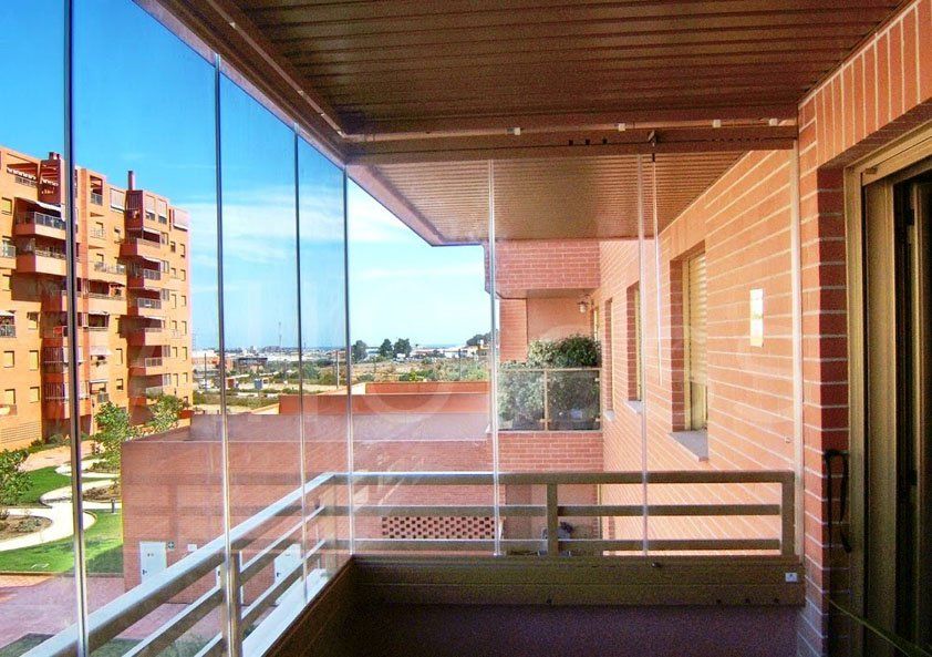 Безрамное остекления балкона