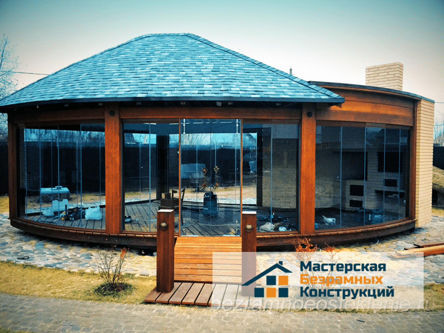 Радиусная беседка. Остекление