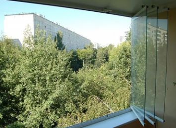 открытое сдвижное стекло на балконе