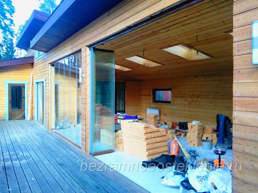 Распашная маятниковая стеклянная дверь