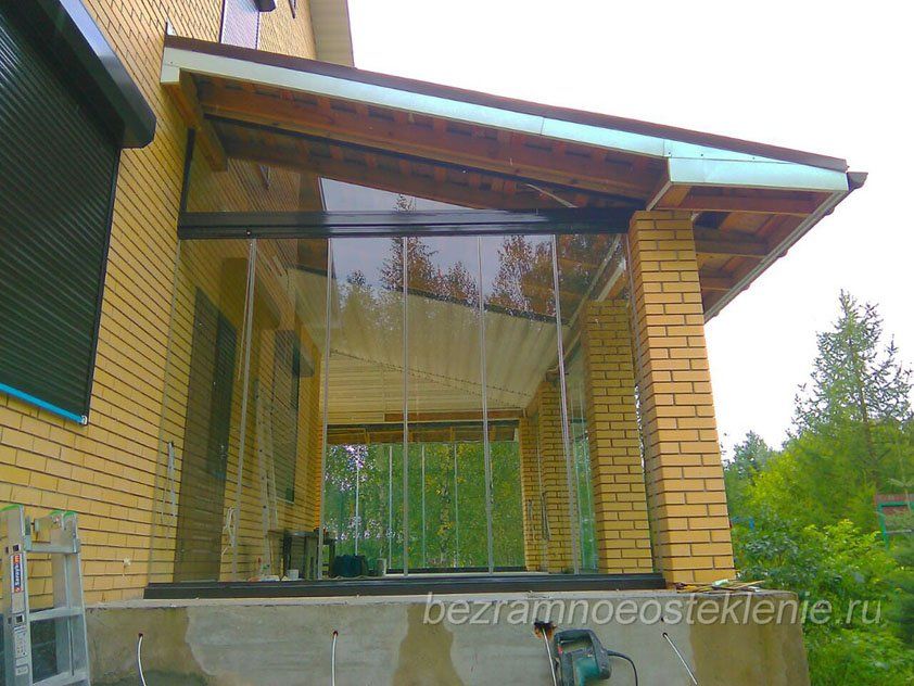 Распашная маятниковая стеклянная дверь