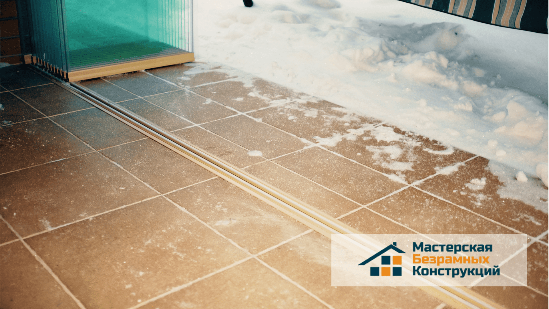 Остеклённая беседка. Порог