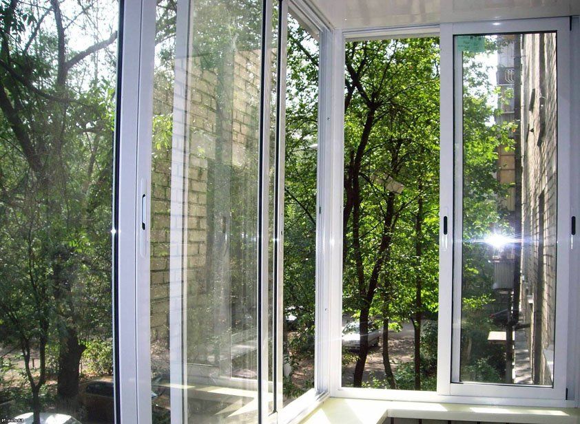 Распашная маятниковая стеклянная дверь