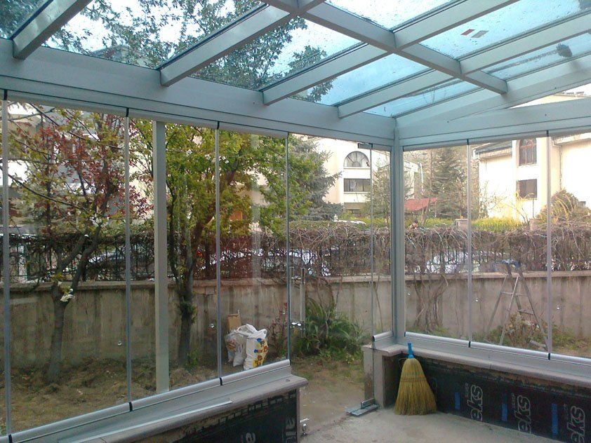 Распашная маятниковая стеклянная дверь