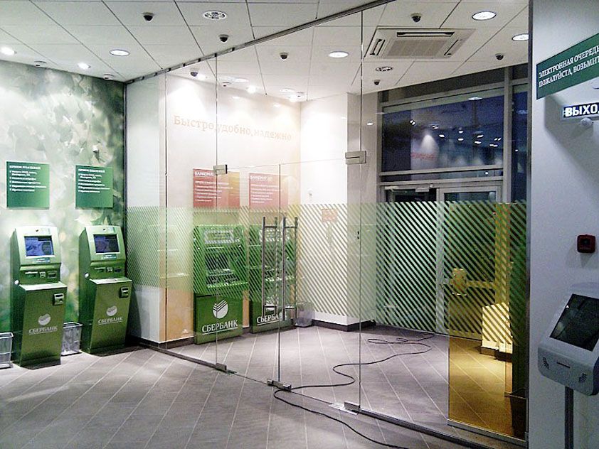 Распашная маятниковая стеклянная дверь