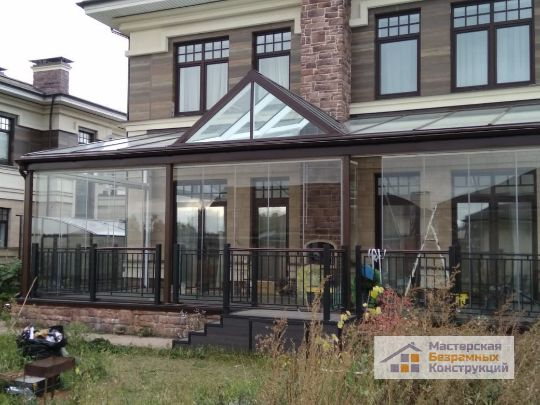 Огромная веранда из металла и стекла